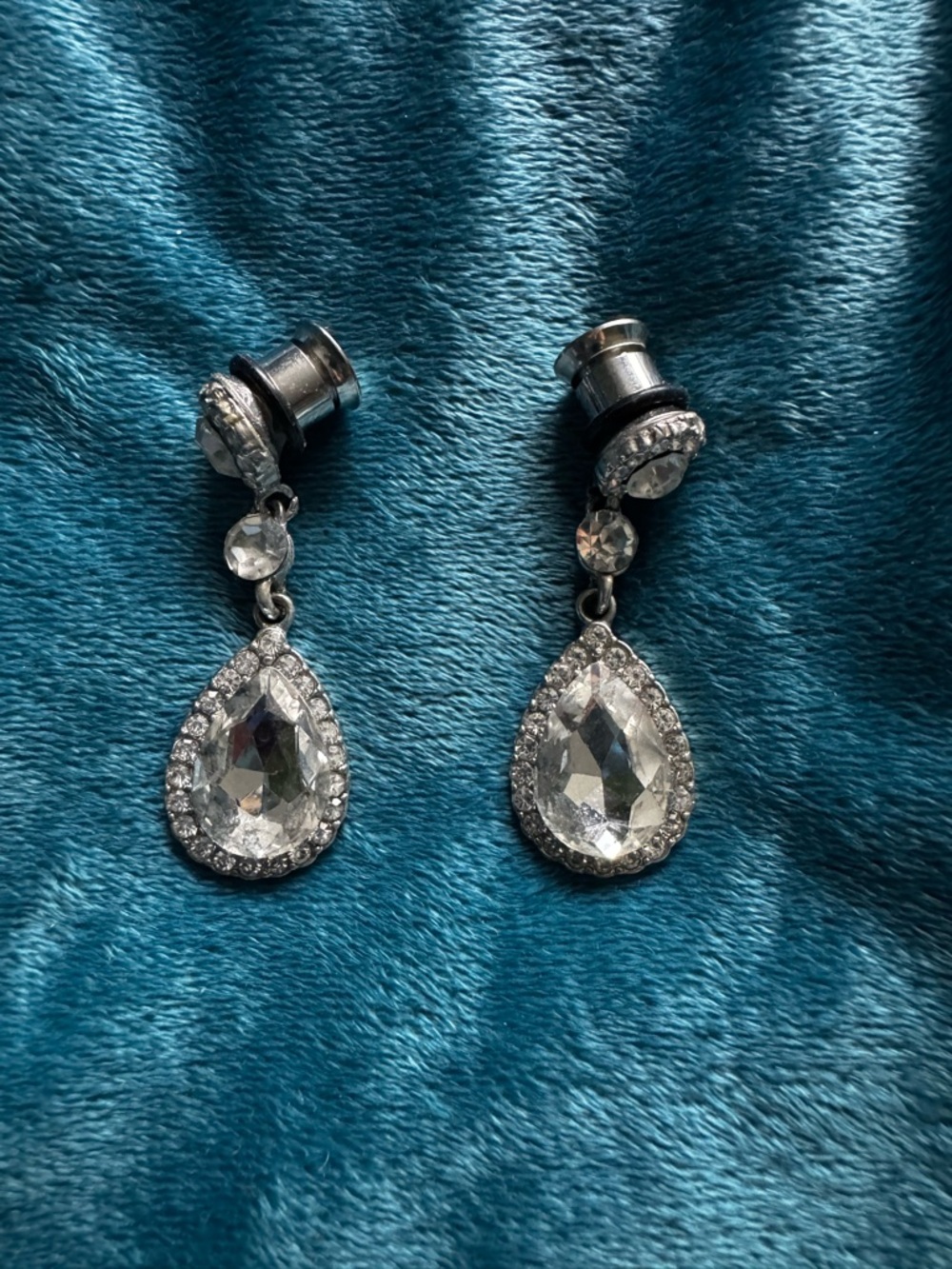 ZERO GAUGE 8 mm Crystal Teardrop Dangle Earrings - Clear Sparkle